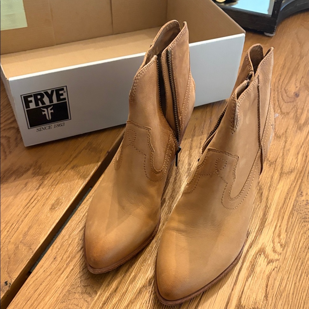 NEW IN BOX Frye Light Brown Leather Ankle Booties